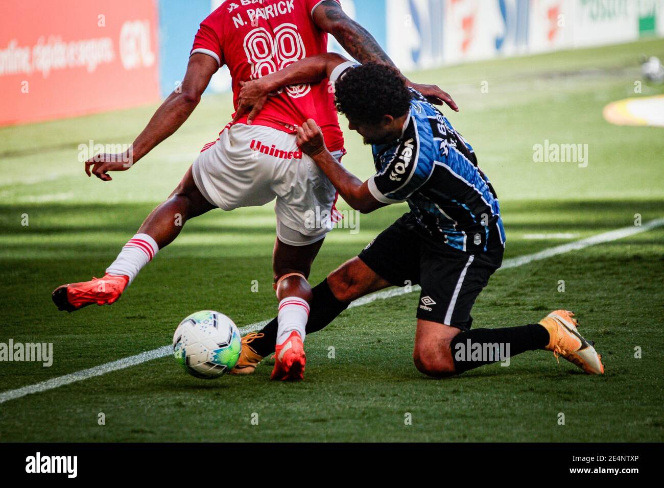 January 20, 2021: Porto Alegre (RS), 20/01/2021 - FUTEBOL/CAMPEONATO  BRASILEIRO/GREMIO/ATLETICO-MG - Rever, do Atletico Mineiro, domina a bola  sob pressao de Victor Ferraz em partida valida pela 31Ã‚Âª rodada do  Campeonato Brasileiro