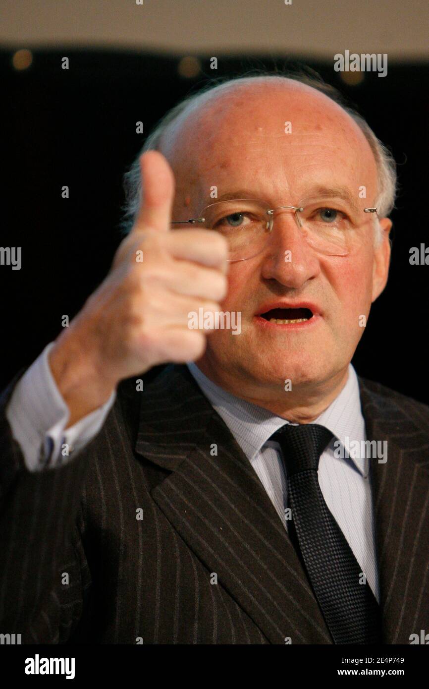 French banking group Societe Generale CEO Daniel Bouton during a press conference, January 24, 2008 in La Defense, near Paris, France. Trading in shares of Societe Generale was supended, January 24, 2008, after the French banking giant announced a sole trader was responsible for racking up 4.9 billion euros (7.15 billion dollars) in losses. Photo by Thierry Orban/ABACAPRESS.COM Stock Photo