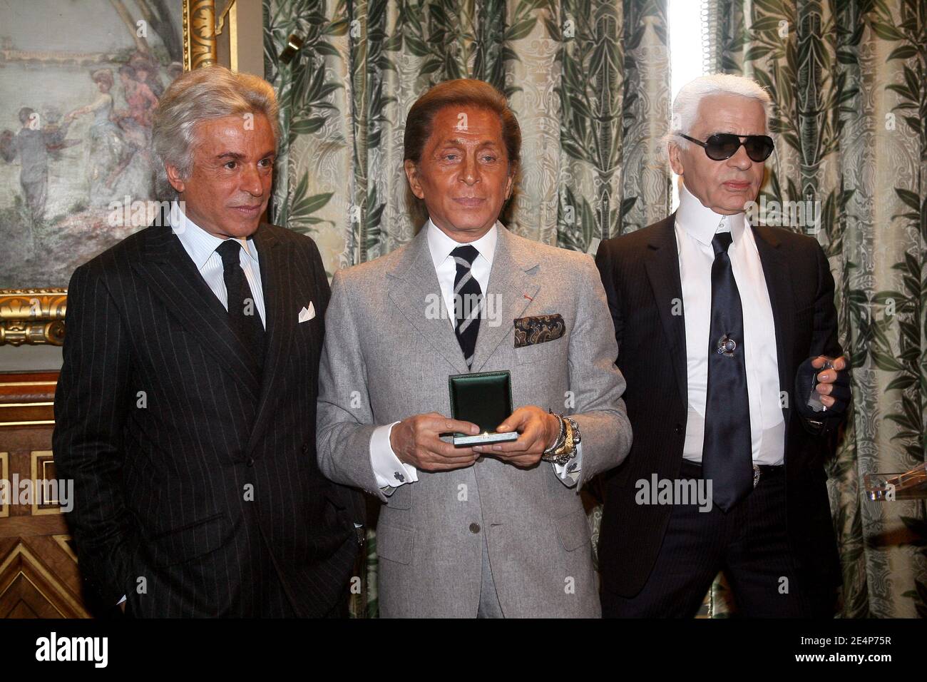 Omgeving achterlijk persoon deeltje Italy's veteran designer Valentino poses for a picture with designer Karl  Lagerfeld after Paris Mayor Bertrand Delanoe awarded Valentino with a medal  honouring his lifetime achievement in Paris, France on January 24,