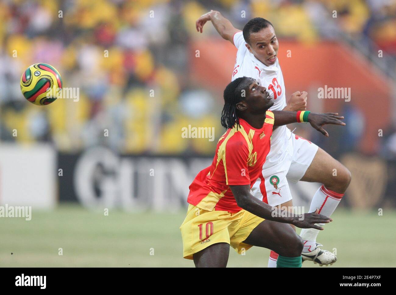 Guinea's Ismael Bangoura challenges Morocco's Houssine Kharja during the African Cup of Nations soccer match, Guinea vs Morocco in Accra, Ghana on January 24, 2008. Guinea won the game3-2. Photo by Steeve McMay/Cameleon/ABACAPRESS.COM Stock Photo