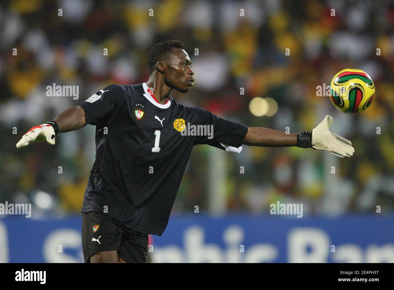 Cameroon's goalkeeper Carlos Kameni Idris during the African Cup of Nations Semi Final soccer match, Ghana vs Cameroon in Accra, Ghana on February 7, 2008. Cameroon are only one step away from a record-equalling fifth African Nations Cup title after wrecking Ghana's party with a 1-0 semi-final win over the hosts. Photo by Steeve McMay/Cameleon/ABACAPRESS.COM Stock Photo