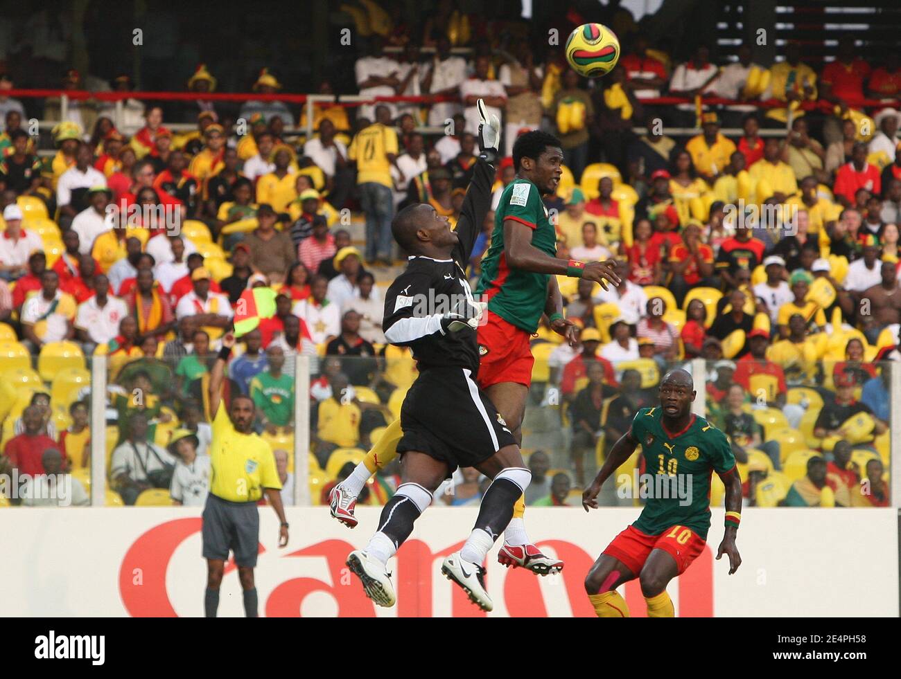 Ghana's goalkeeper Sammy Adjei saves the Cameroon's Samuel Eto'o heads during the African Cup of Nations Semi Final soccer match, Ghana vs Cameroon in Accra, Ghana on February 7, 2008. Cameroon are only one step away from a record-equalling fifth African Nations Cup title after wrecking Ghana's party with a 1-0 semi-final win over the hosts. Photo by Steeve McMay/Cameleon/ABACAPRESS.COM Stock Photo