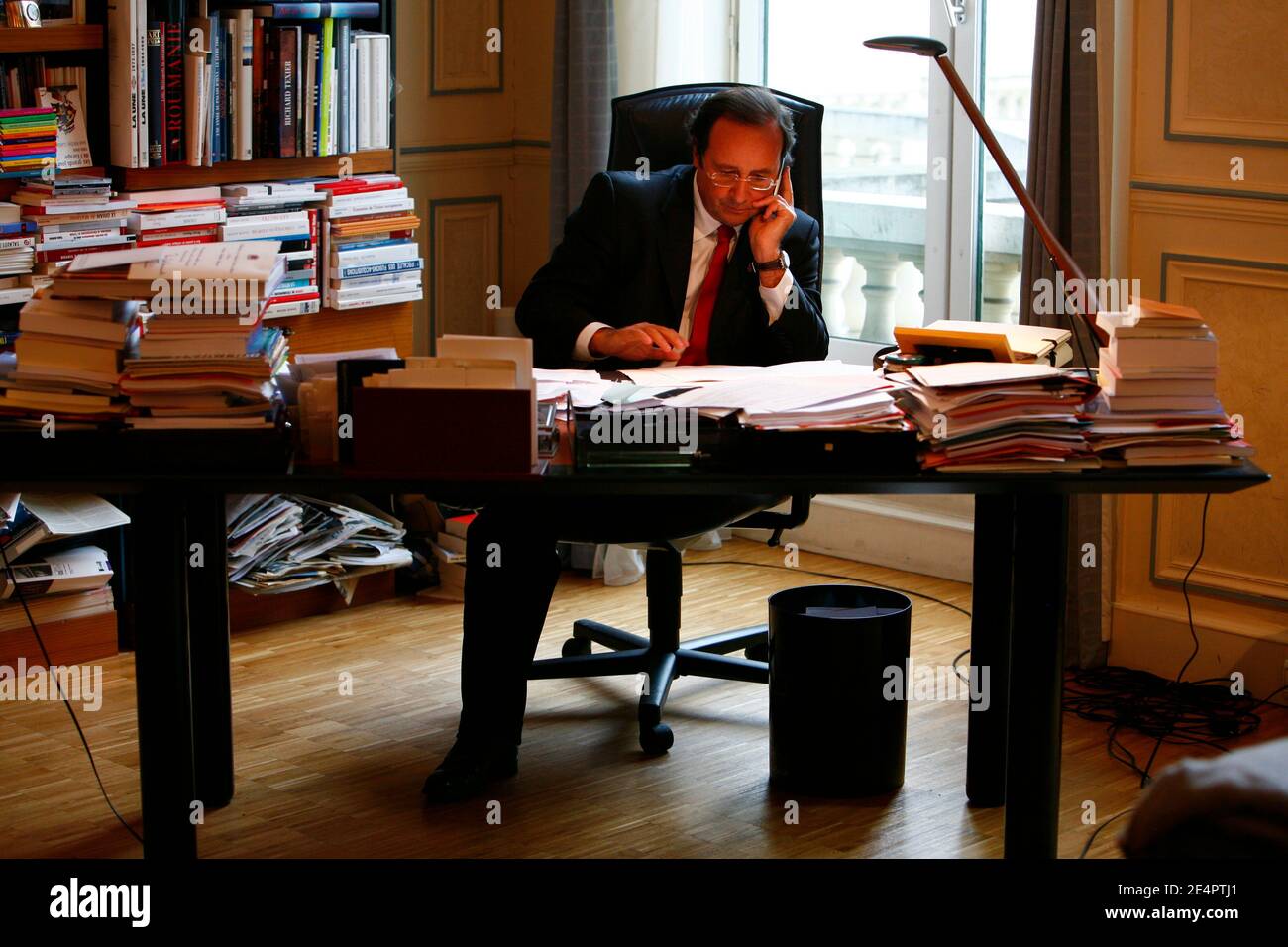 French Socialist party leader Francois Hollande in his office at the  Socialist Party's headquarters, rue de Solferino, in Paris, France, on  January 17, 2008. Photo by Elodie Gregoire/ABACAPRESS.COM Stock Photo -  Alamy