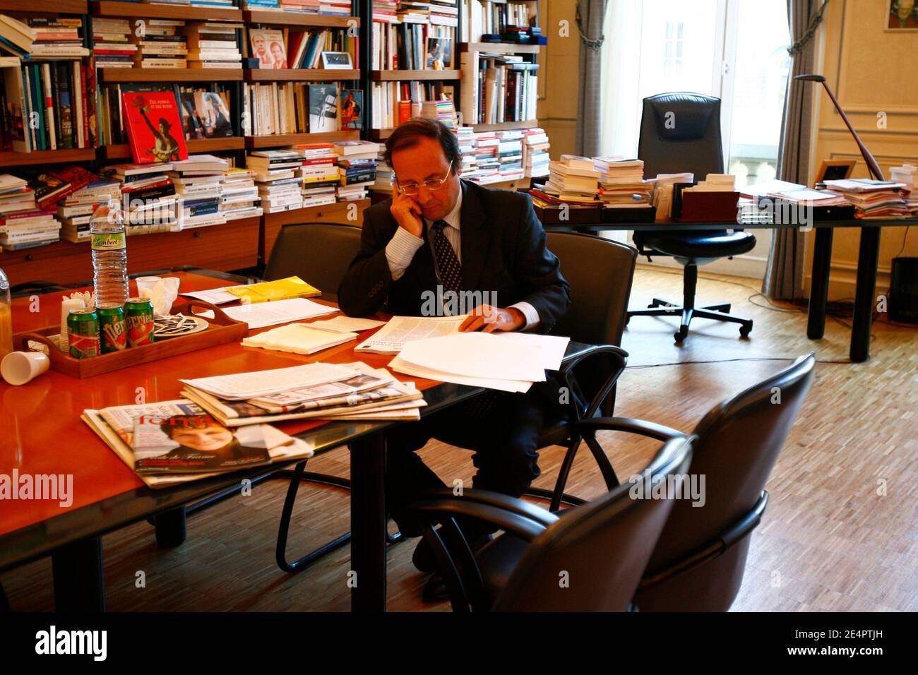 French Socialist party leader Francois Hollande in his office at the  Socialist Party's headquarters, rue de Solferino, in Paris, France, on  January 14, 2008. Photo by Elodie Gregoire/ABACAPRESS.COM Stock Photo -  Alamy