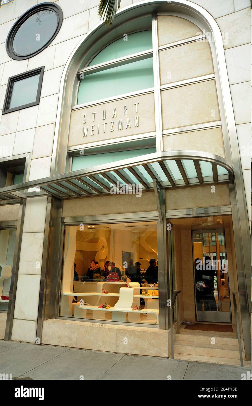 Exterior view of the Stuart Weitzman store during a press conference to announce the Stuart Weitzman Retro Rose Kwiat diamond encrusted shoes worth over $1 million to be worn be writer-director Academy Award nominee Diablo Cody, on display in the Stuart Weitzman Rodeo Drive Store in Beverly Hills, Los Angeles, CA, USA on Friday, February 22, 2008. Photo by Graylock/ABACAPRESS.COM Stock Photo