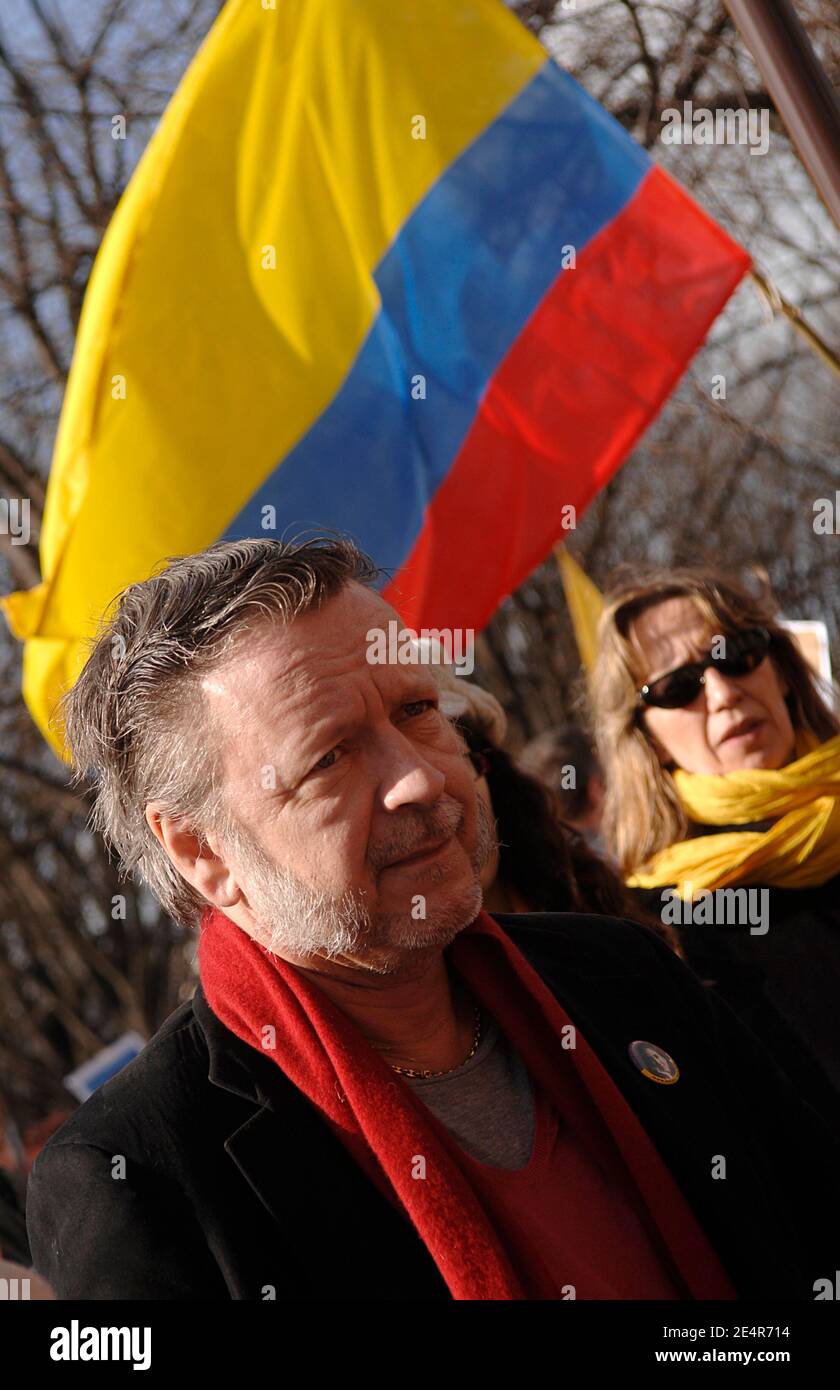 French singer Renaud during a meeting to support hostages from the FARC in front of the Colombian embassy in Paris, France, on March 01, 2008. Photo by Giancarlo Gorassini/ABACAPRESS.COM Stock Photo