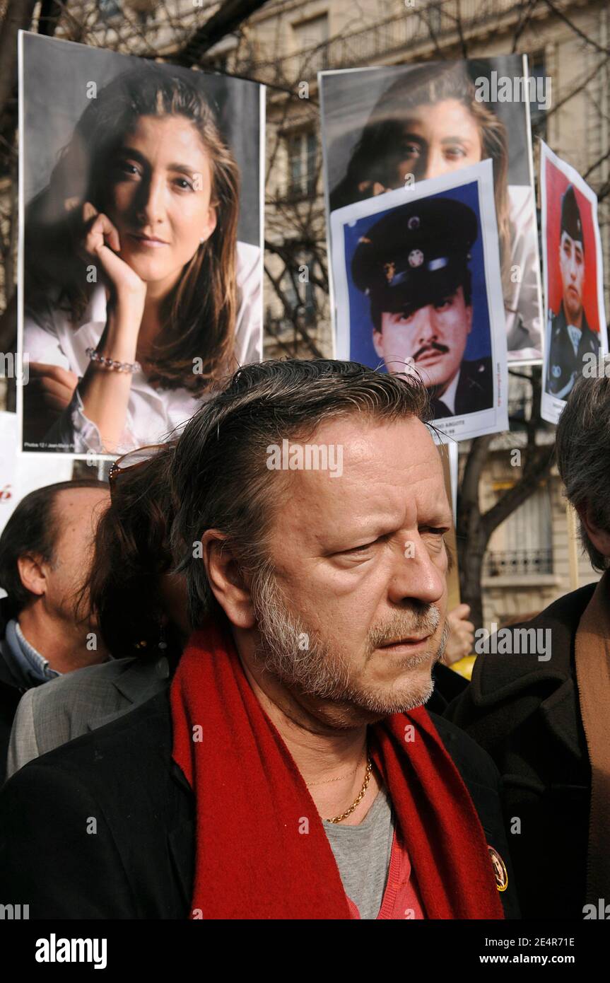 French singer Renaud during a meeting to support hostages from the FARC in front of the Colombian embassy in Paris, France, on March 01, 2008. Photo by Giancarlo Gorassini/ABACAPRESS.COM Stock Photo