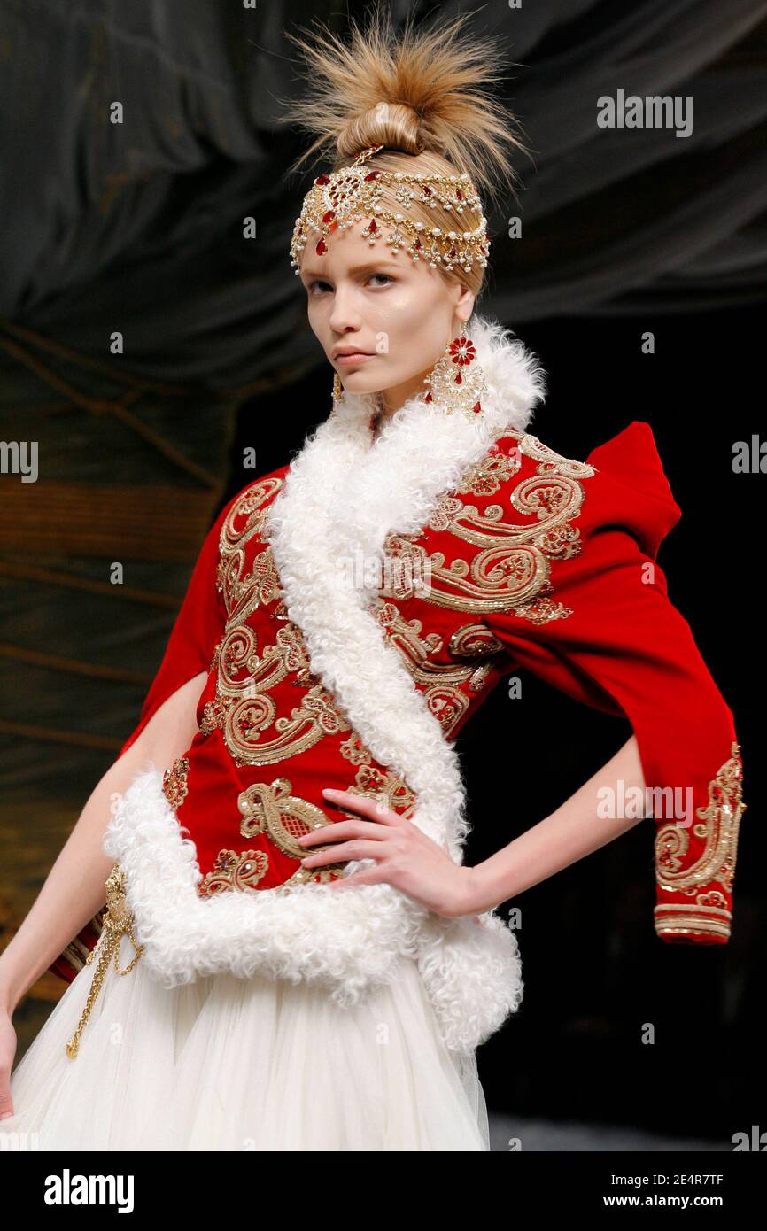 A model displays a creation by British fashion designer Alexander McQueen  for his Fall-Winter 2008-2009 Ready-to-Wear collection show in Paris,  France on February 29, 2008. Photo by Alain-Gil Gonzalez/ABACAPRESS.COM  Stock Photo -
