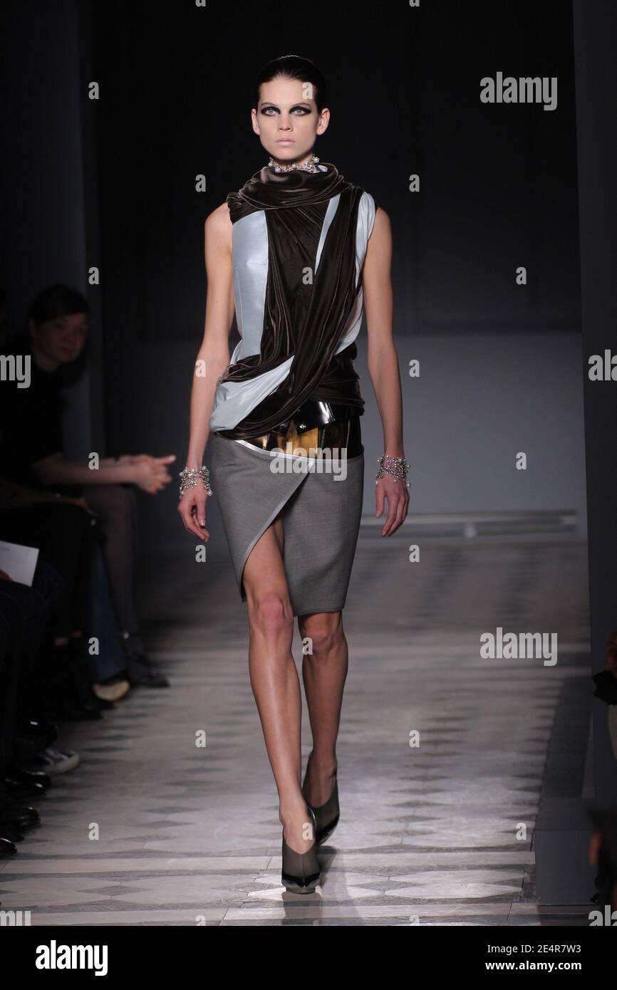 A model walks the runway wearing the Balenciaga Fall-Winter 2008-2009  Ready-to-Wear collection show in Paris, France on February 26, 2008. Photo  by Alain-Gil Gonzalez/ABACAPRESS.COM Stock Photo - Alamy