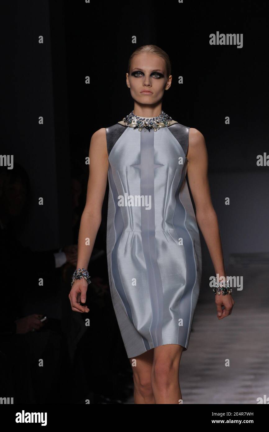 A model walks the runway wearing the Balenciaga Fall-Winter 2008-2009  Ready-to-Wear collection show in Paris, France on February 26, 2008. Photo  by Alain-Gil Gonzalez/ABACAPRESS.COM Stock Photo - Alamy