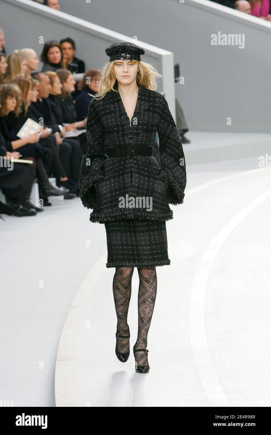 Chanel 2008 runway hi-res stock photography and images - Page 9