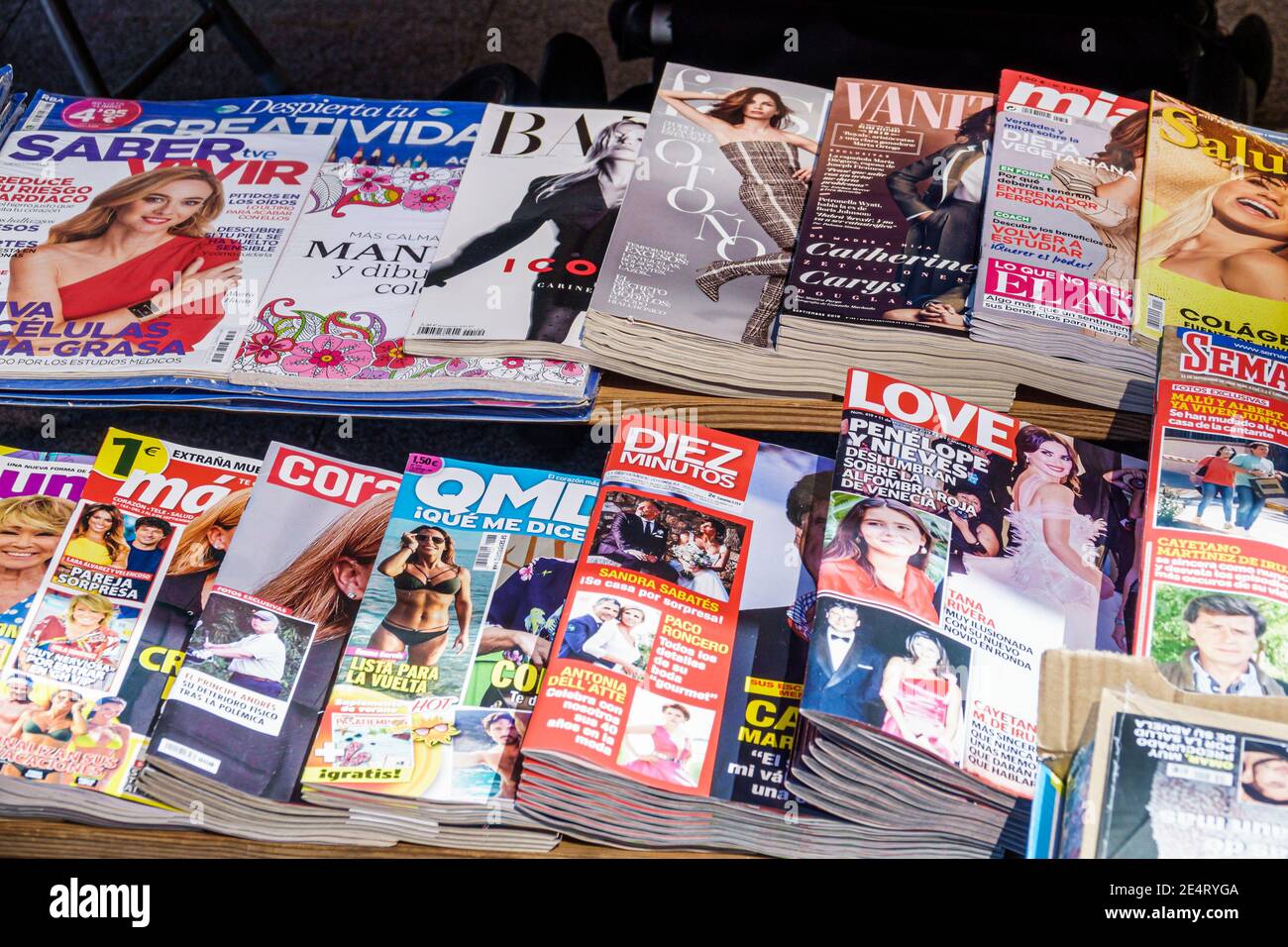 Celebrity gossip magazines hi-res stock photography and images - Alamy