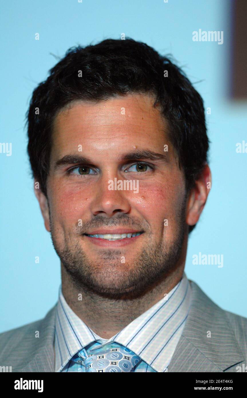 Arizona Cardinals Quarterback Matt Leinart demonstrates how to perform