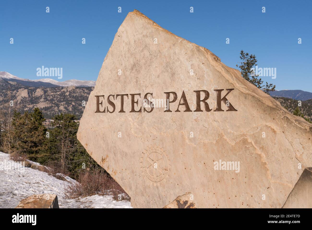 Stone monolith sign on the border of Estes Park along route 36 Stock Photo