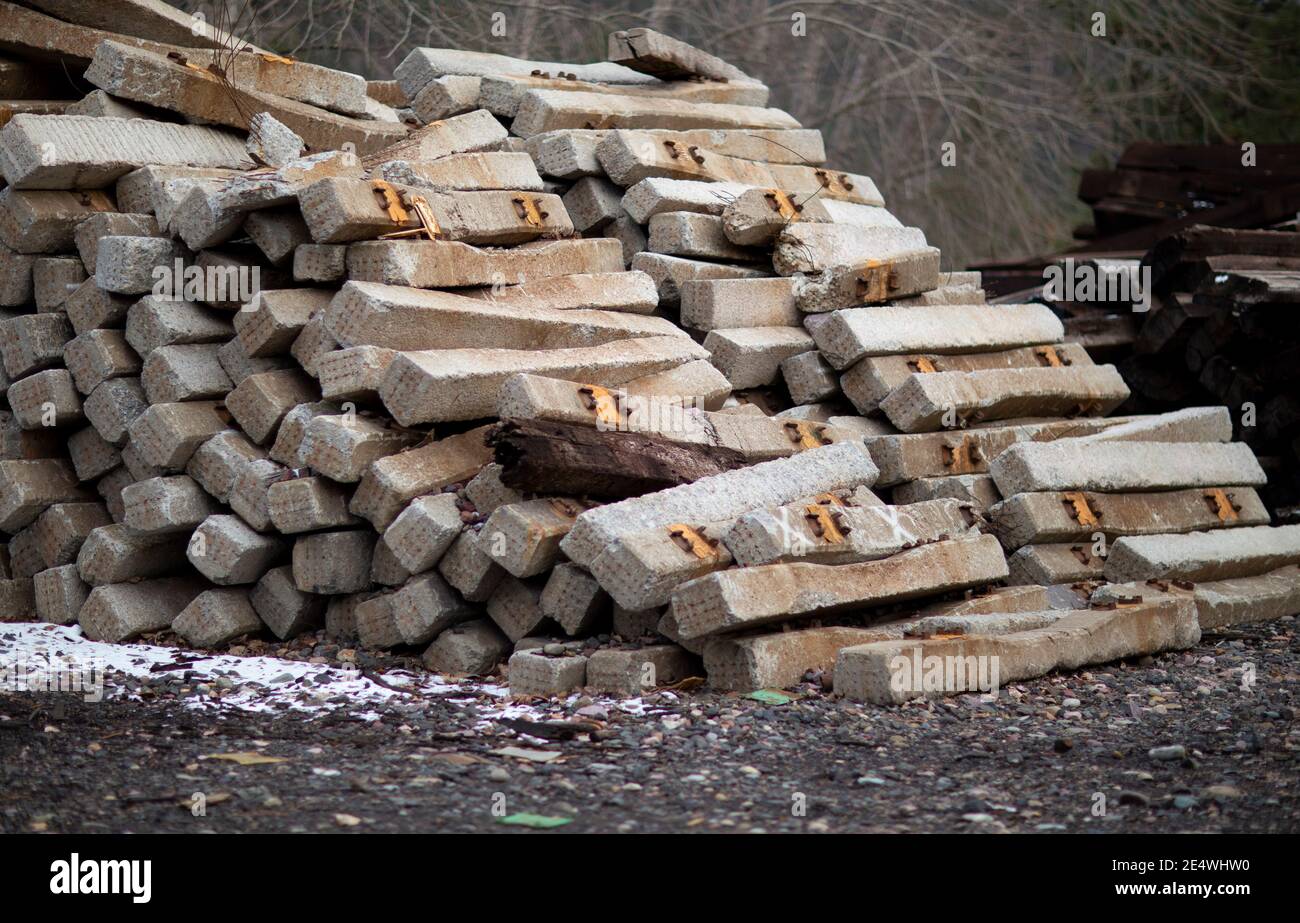 Cement railroad ties hires stock photography and images Alamy