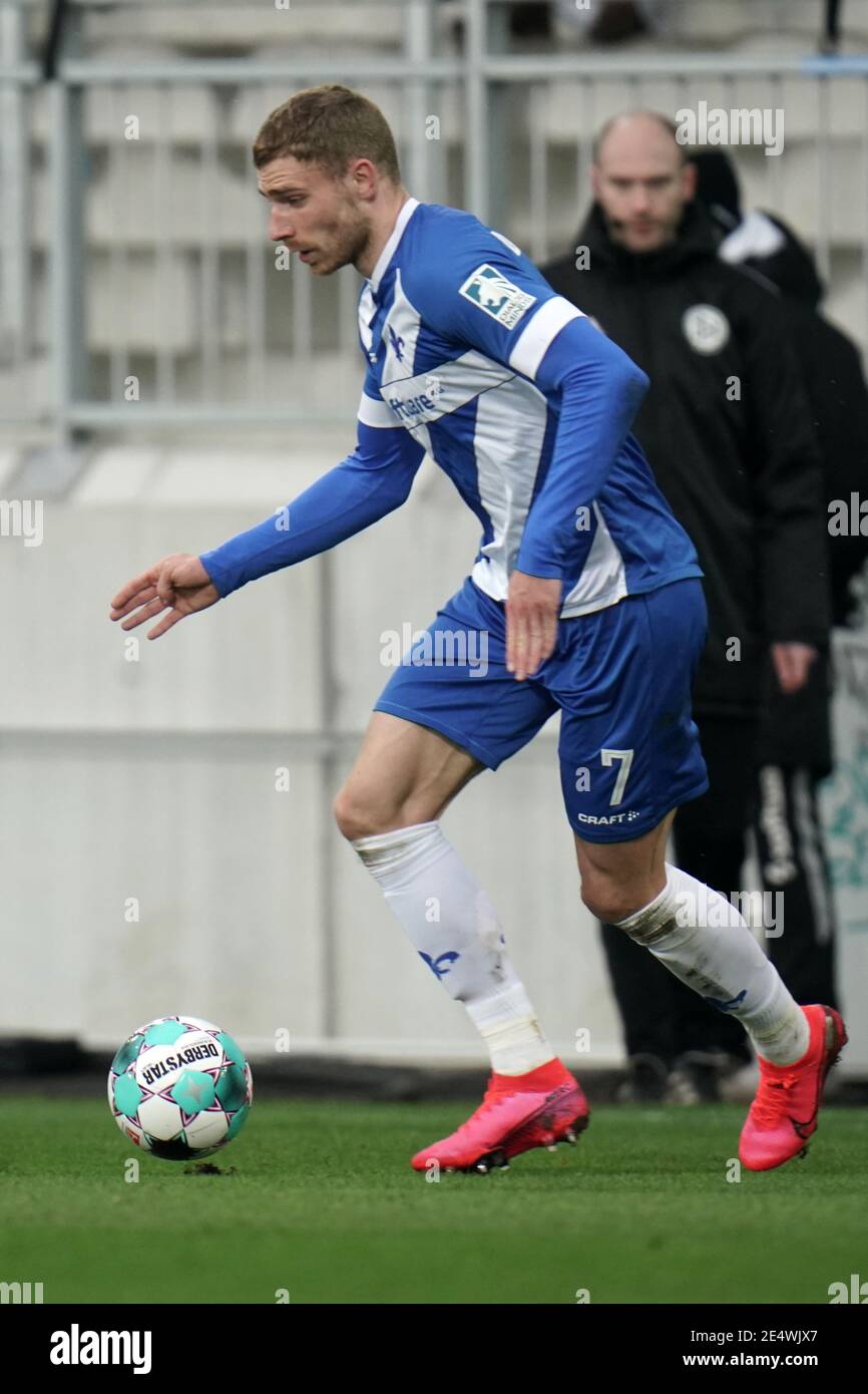 Darmstadt, Germany. 24th Jan, 2021. Soccer: 2. Bundesliga, Darmstadt 98 -  Holstein Kiel, Matchday 17 at Merck-Stadion. Darmstadt's Felix Platte on  the ball. Credit: Thomas Frey/dpa - IMPORTANT NOTE: In accordance with