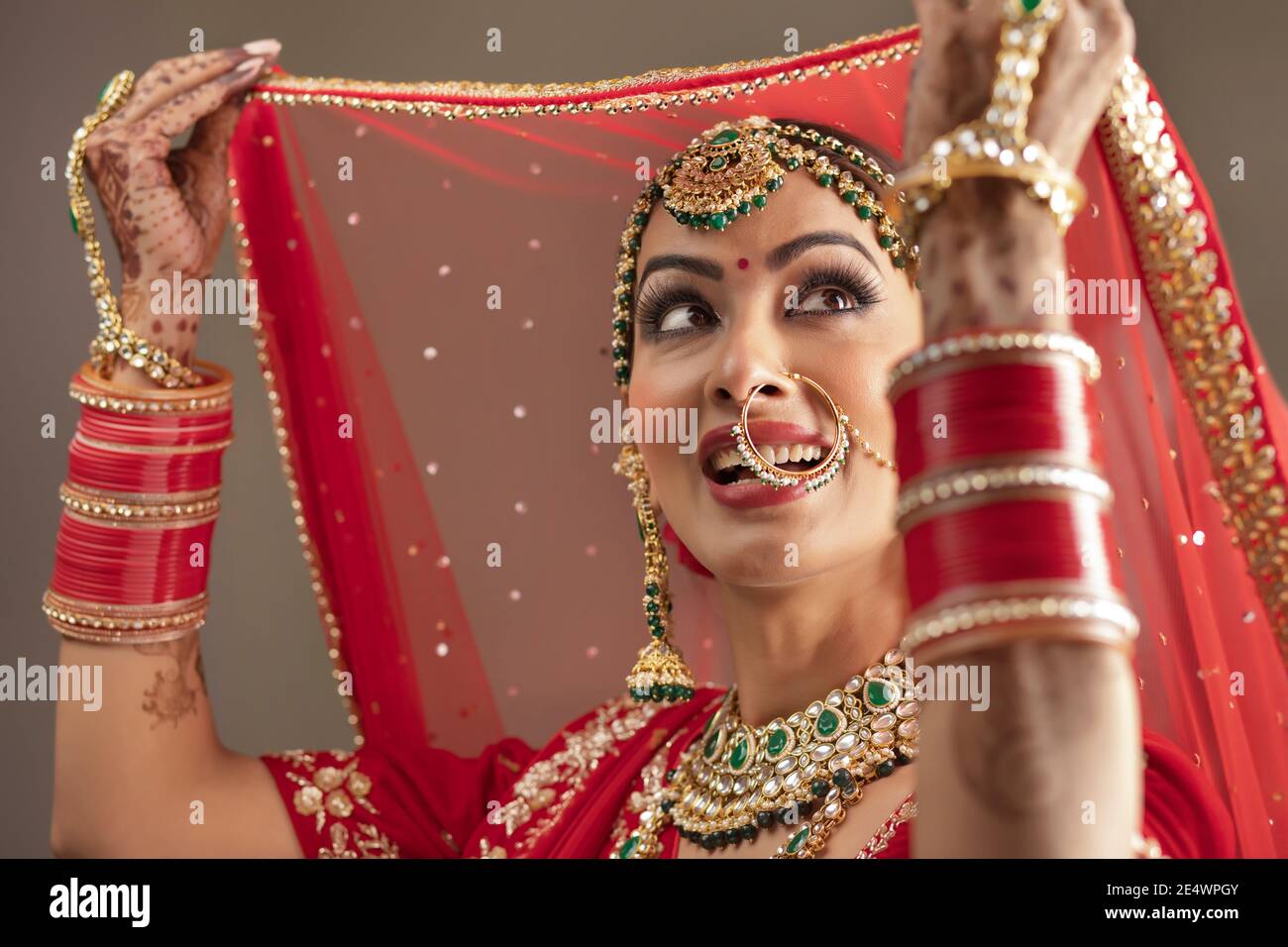 Indian Wedding Poses Photography at best price in New Delhi | ID:  14684105097