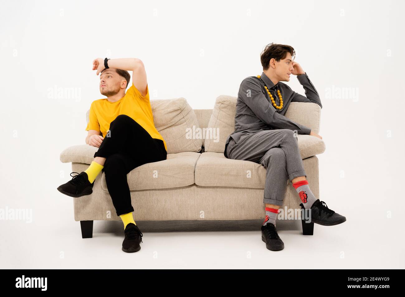 Friends on couch hires stock photography and images Alamy