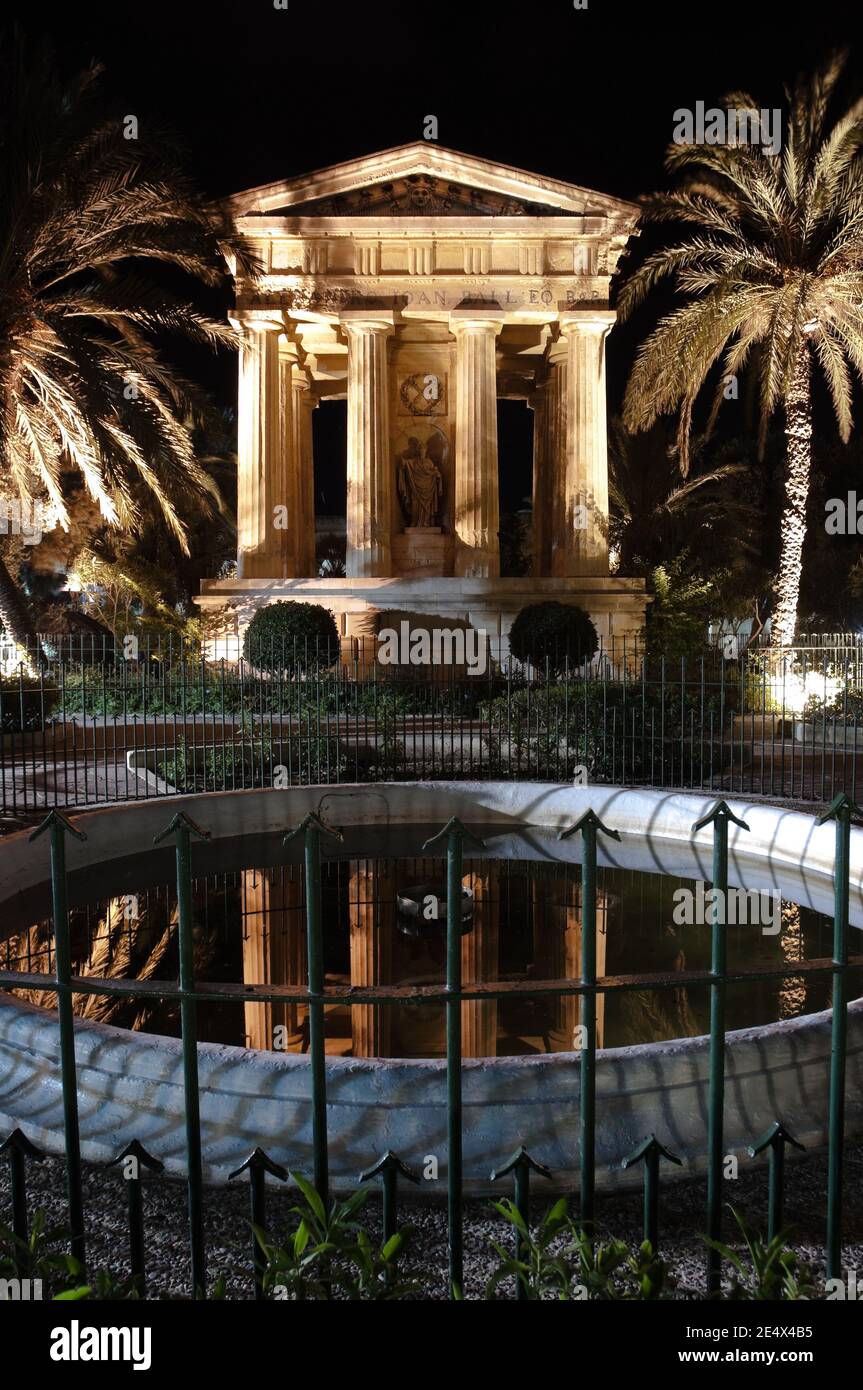 Valletta: night view of greek temple dedicated to sir Alexander Ball in Lower Barracca Gardens - Malta Stock Photo