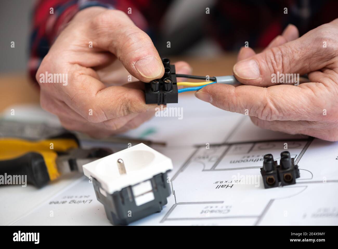 Electrician hands connecting wires in terminal block Stock Photo Alamy