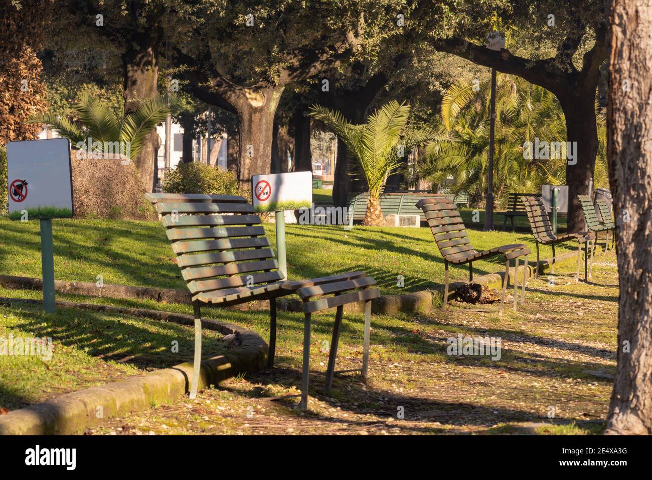 Empty benches in park hi-res stock photography and images - Alamy