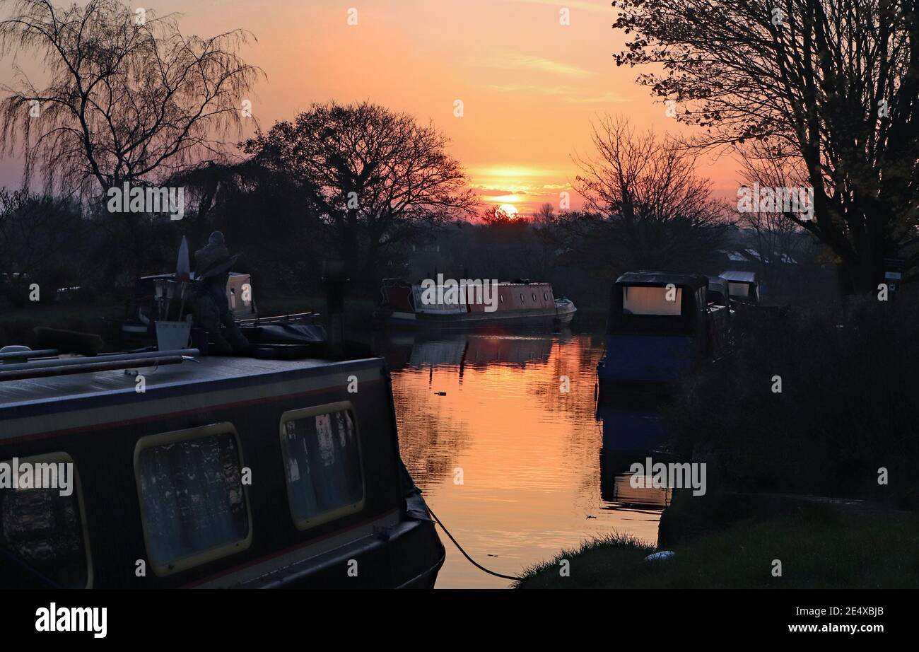 Dawn over a canal mooring hi-res stock photography and images - Alamy