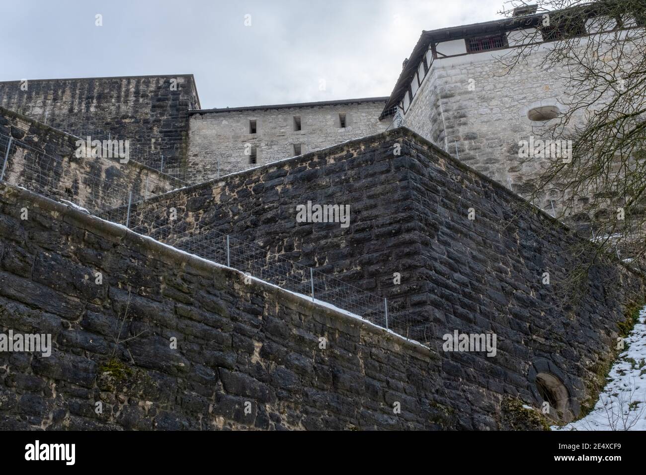 Dunkle, bedrohliche Mauern einer Festung Stock Photo