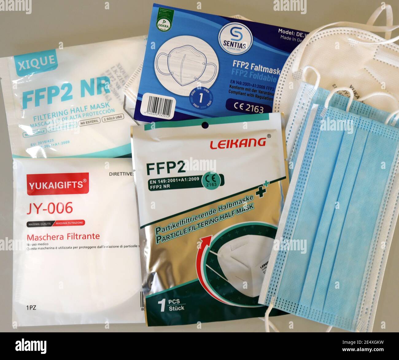 Leipzig, Germany. 21st Jan, 2021. Various FFP2 masks and surgical masks lie on a table (bottom right). Credit: Waltraud Grubitzsch/dpa-zentralbild/ZB/dpa/Alamy Live News Stock Photo