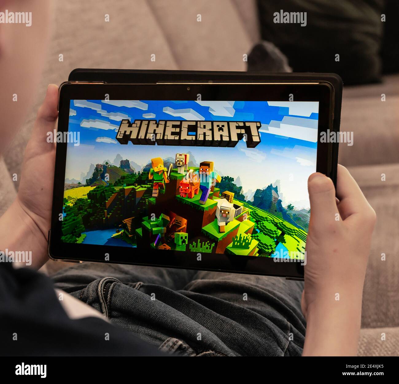 LOS ANGELES, CALIFÓRNIA - 3 DE JUNHO DE 2019: Homem De Encontro Que Guarda  Um Smartphone E O Jogo Do Jogo De Minecraft Na Tela Do Foto Editorial -  Imagem de eletrônico, povos: 149824476