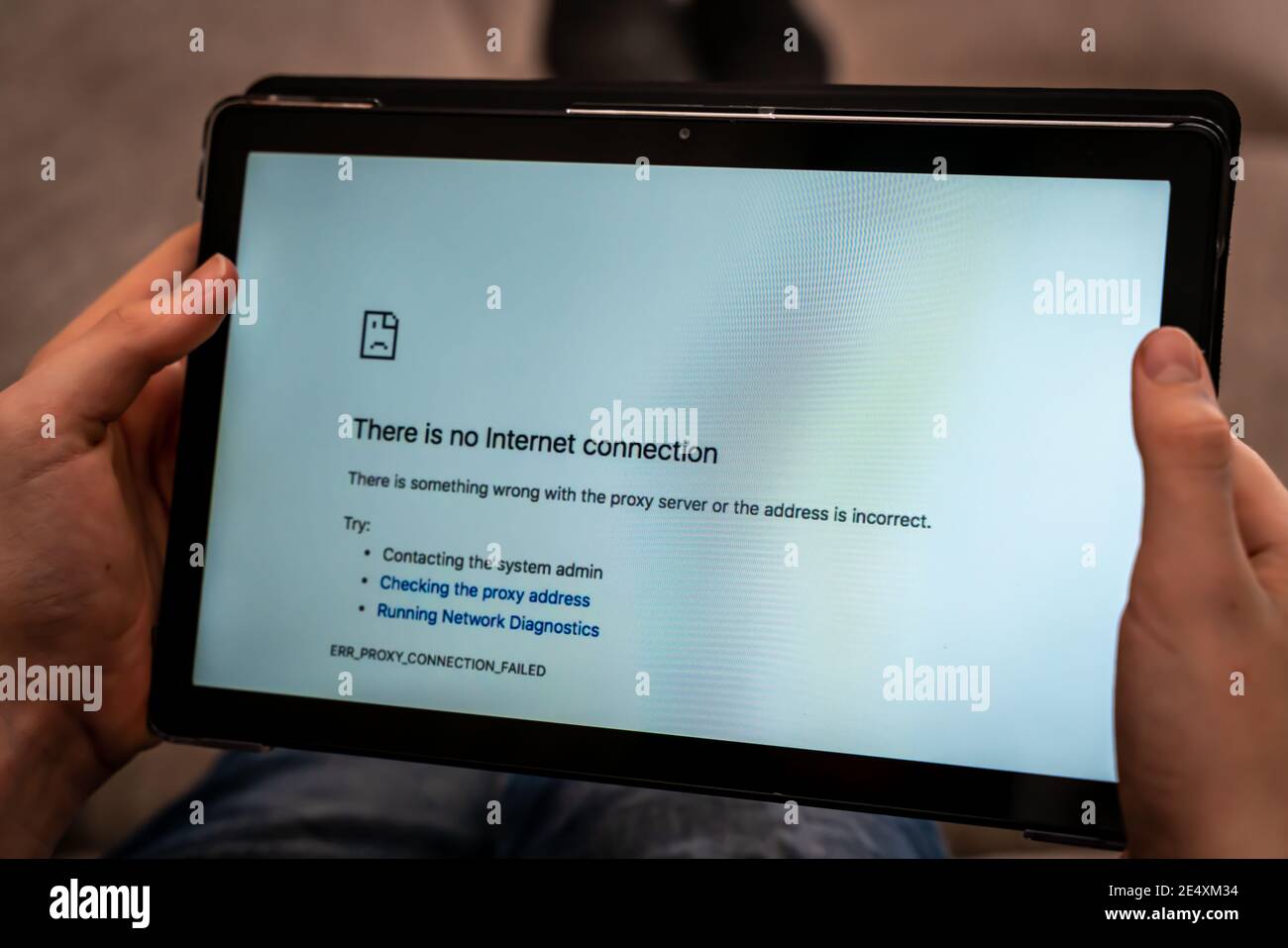Hands holding tablet with no internet connection screen. Stock Photo
