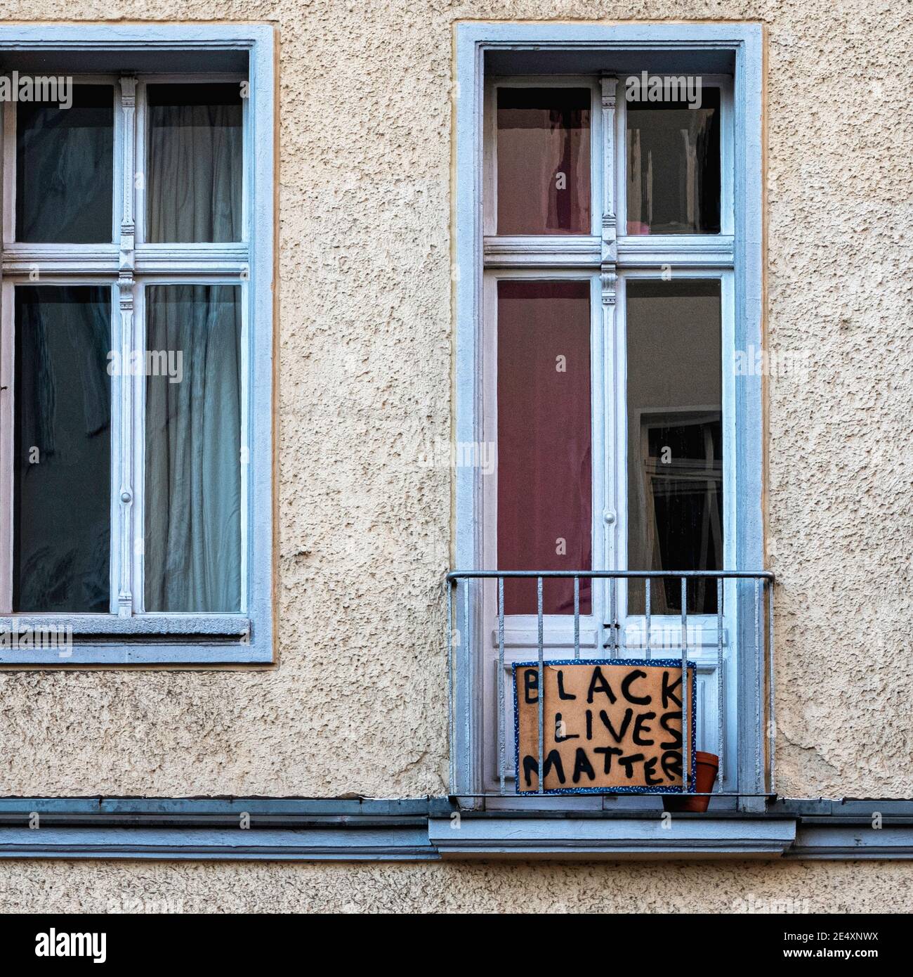 Black lives matter sign, political sign on balcony of building at Invalidenstasse 145.Mitte,Berlin Stock Photo