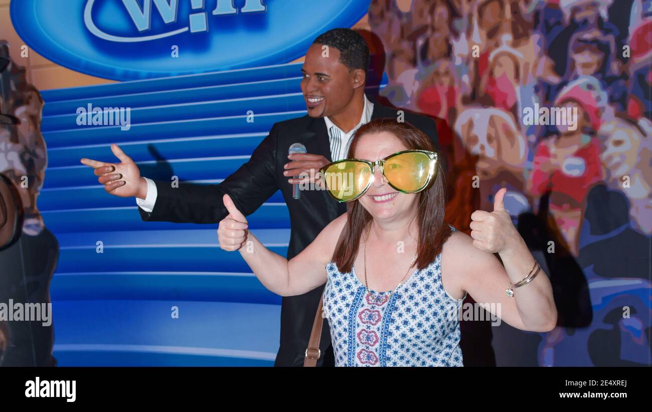 Las Vegas NV, USA 10-30-18 Dama divertida con grandes gafas de sol posa junto a la figura del actor Wayne Brady en el Museo de Cera Madame Tussauds Stock Photo