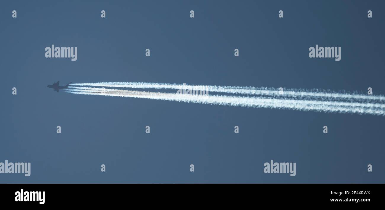 London, UK. 25 January 2021. RAF Airbus A400M from Brize Norton overflies London heading east in clear blue sky at 30,000ft leaving a long vapour trail. Credit: Malcolm Park/Alamy Live News. Stock Photo