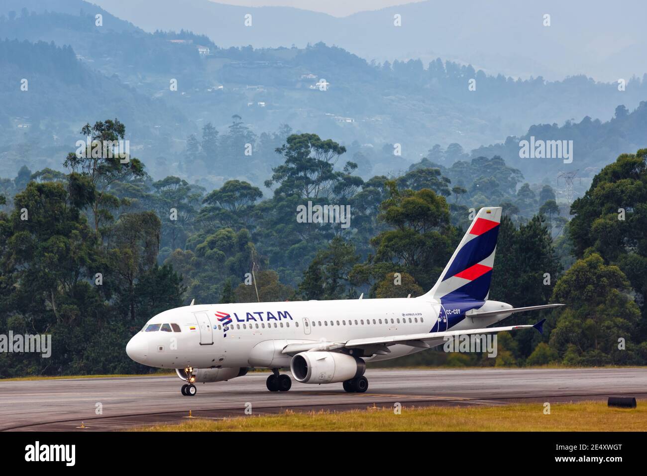 PT-TPB LATAM Airlines Brasil Airbus A319-112 Photo by Antônio
