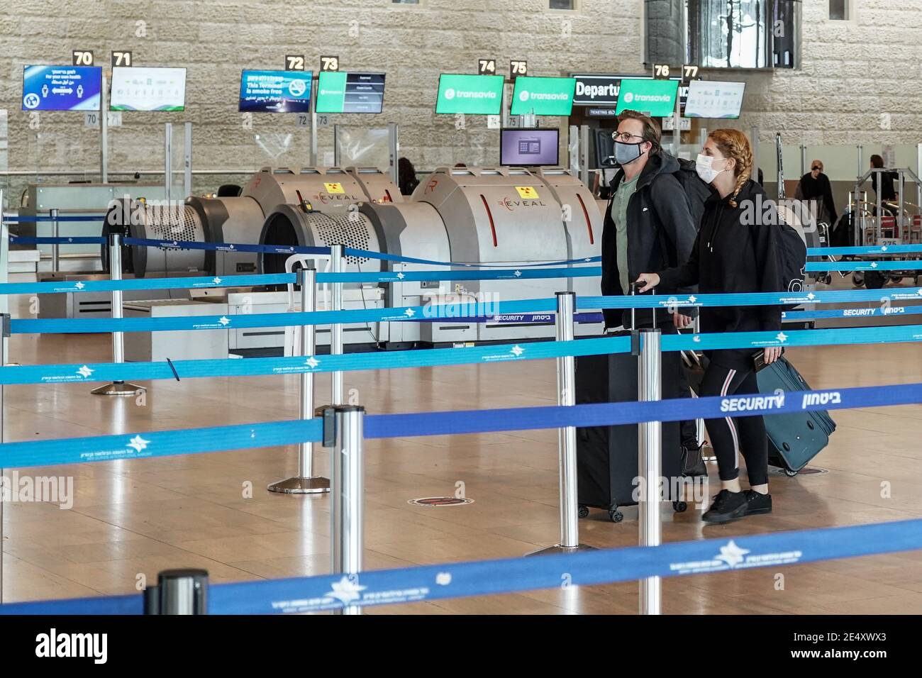Lod, Israel. 25th January, 2021. Last minute outgoing travelers check in for flights at Tel Aviv's Ben Gurion International Airport just hours ahead of a near total air travel ban taking effect at midnight 25th January, 2021, proposed and approved by the government cabinet less than 24 hours ago. Exceptions will include only circumstances such as medical treatment, judicial proceedings or funerals of close family relatives but even in such cases no commercial flights will be available. Emergency Coronavirus regulations will be in effect at least until 31st January, 2021. Credit: Nir Alon/Alamy Stock Photo