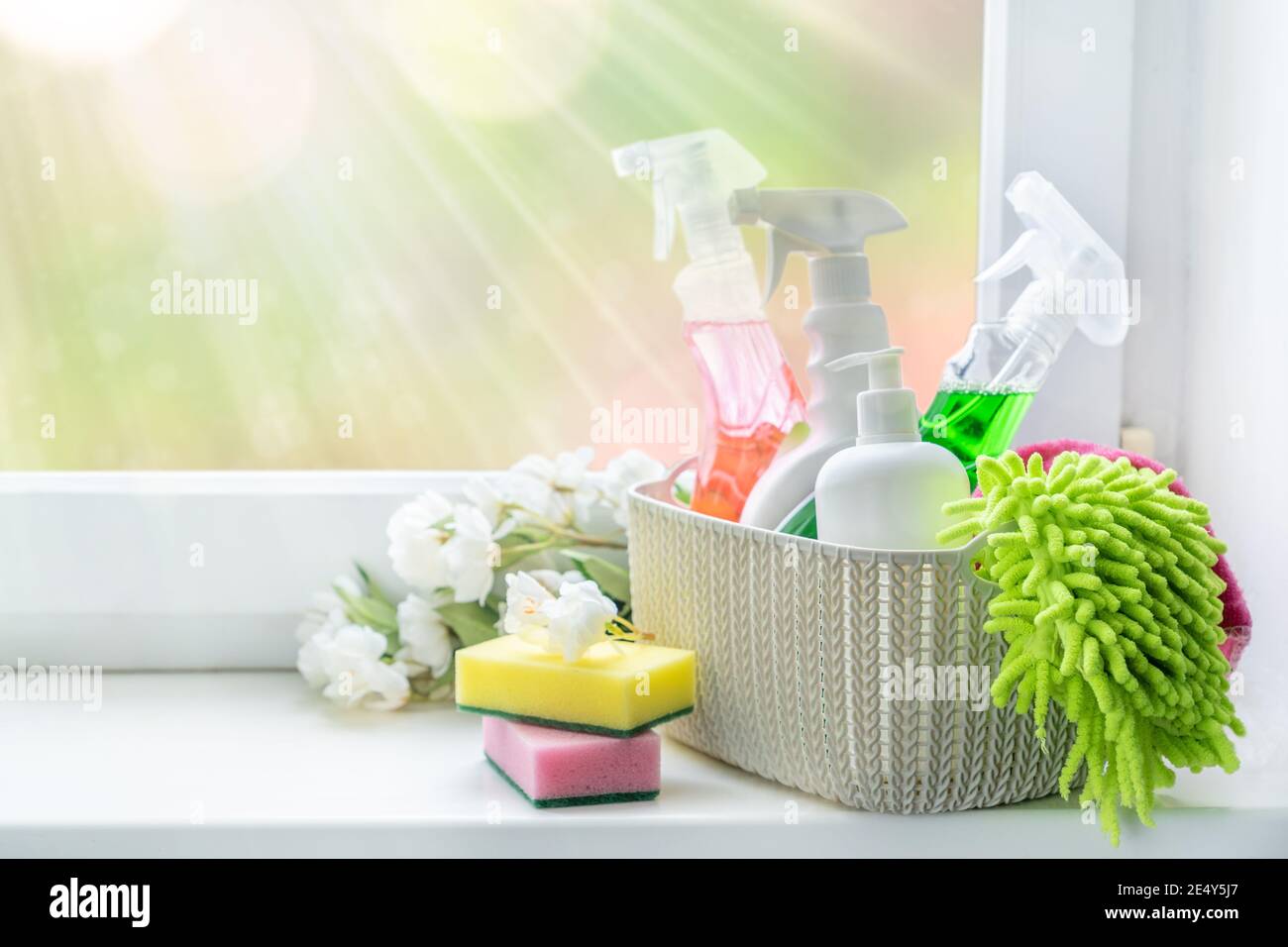 https://c8.alamy.com/comp/2E4Y5J7/spring-cleaning-concept-cleaning-supplies-and-flowers-on-blur-background-2E4Y5J7.jpg