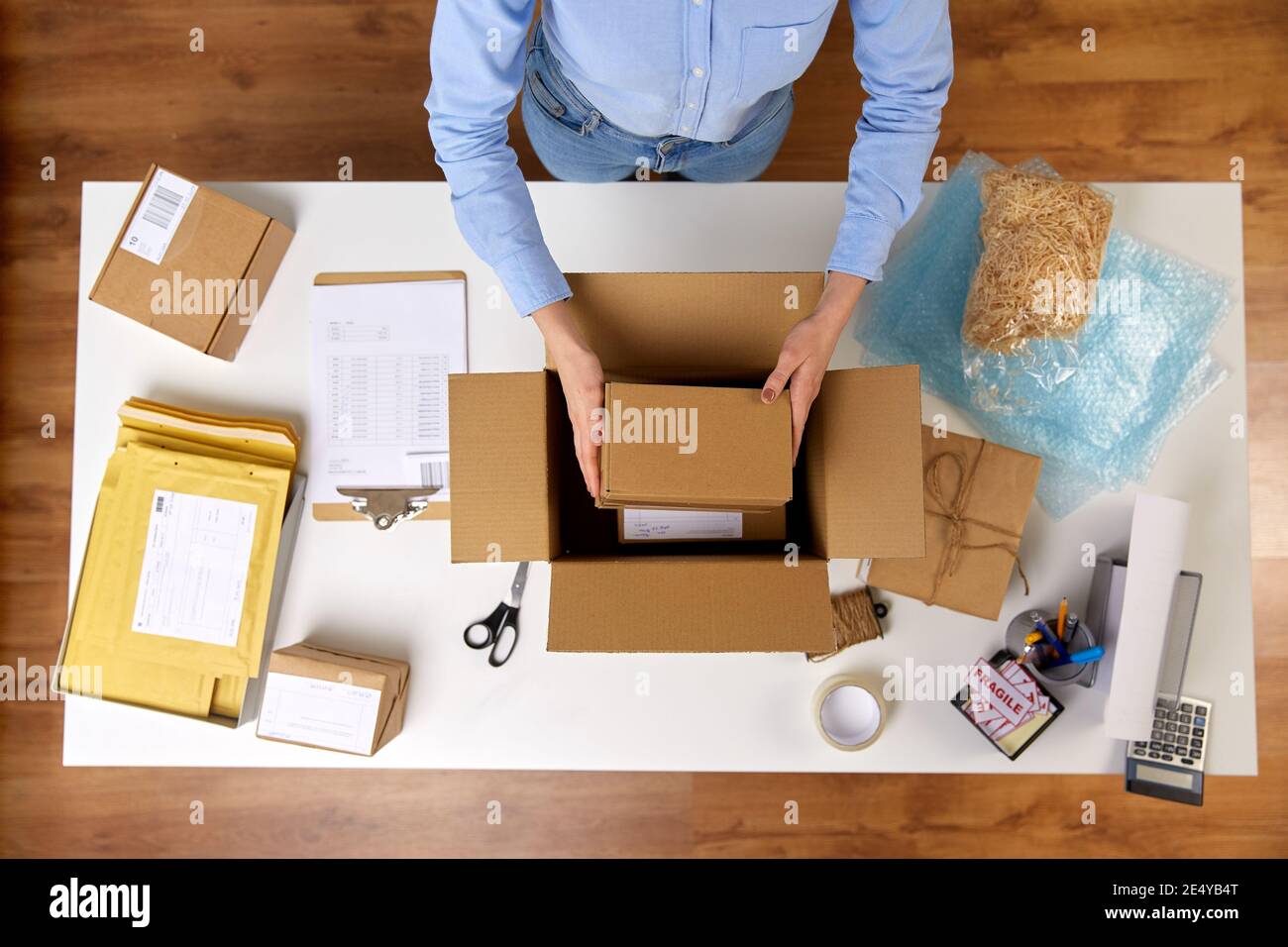 Office worker packing boxes hi-res stock photography and images - Alamy