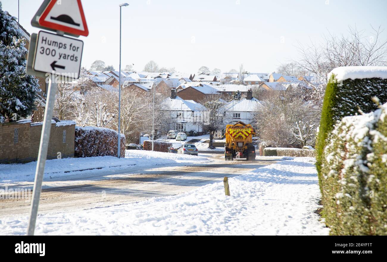 25 01 2021: Rushden,Northants: A council gritting lorry makes its way down a steep hill after spreading grit in Rushden, Northamptonshire Stock Photo