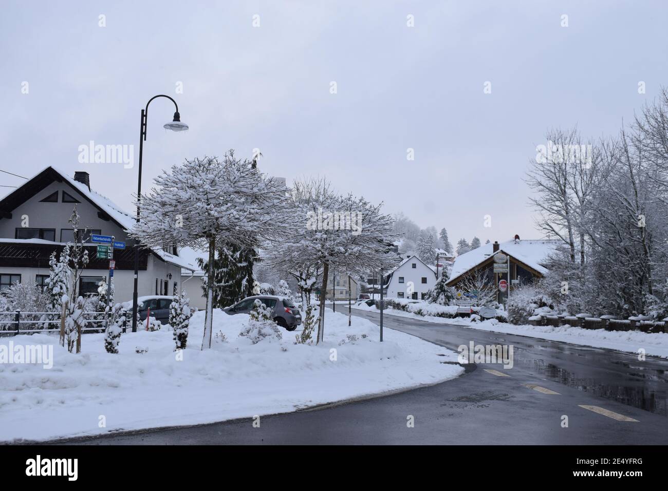 Empty road through snow hi-res stock photography and images - Alamy