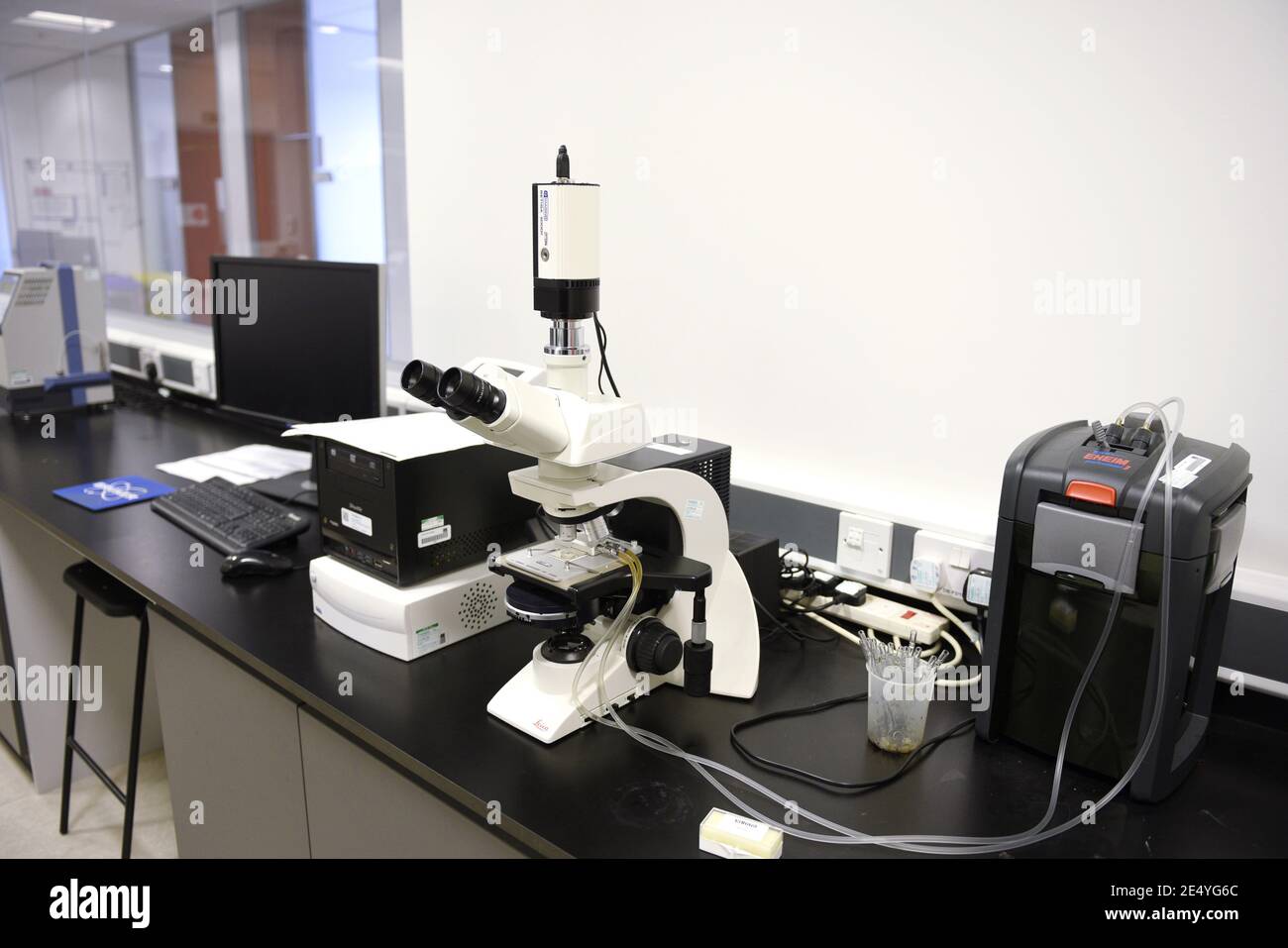Leica DM2500 optical microscope in a laboratory workplace with a Q