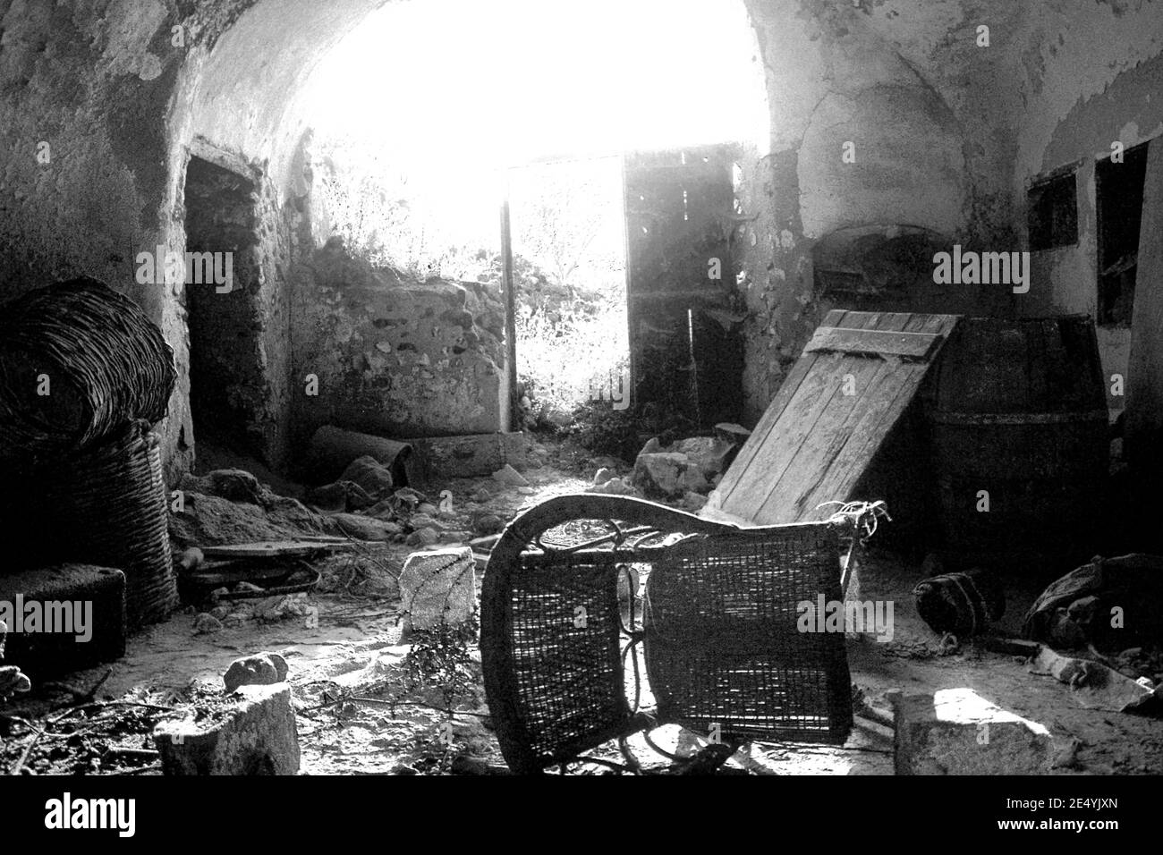 Überreste des Erdbebens 1956 über der Caldera in Oia Village, Santorin, Griechenland Stock Photo