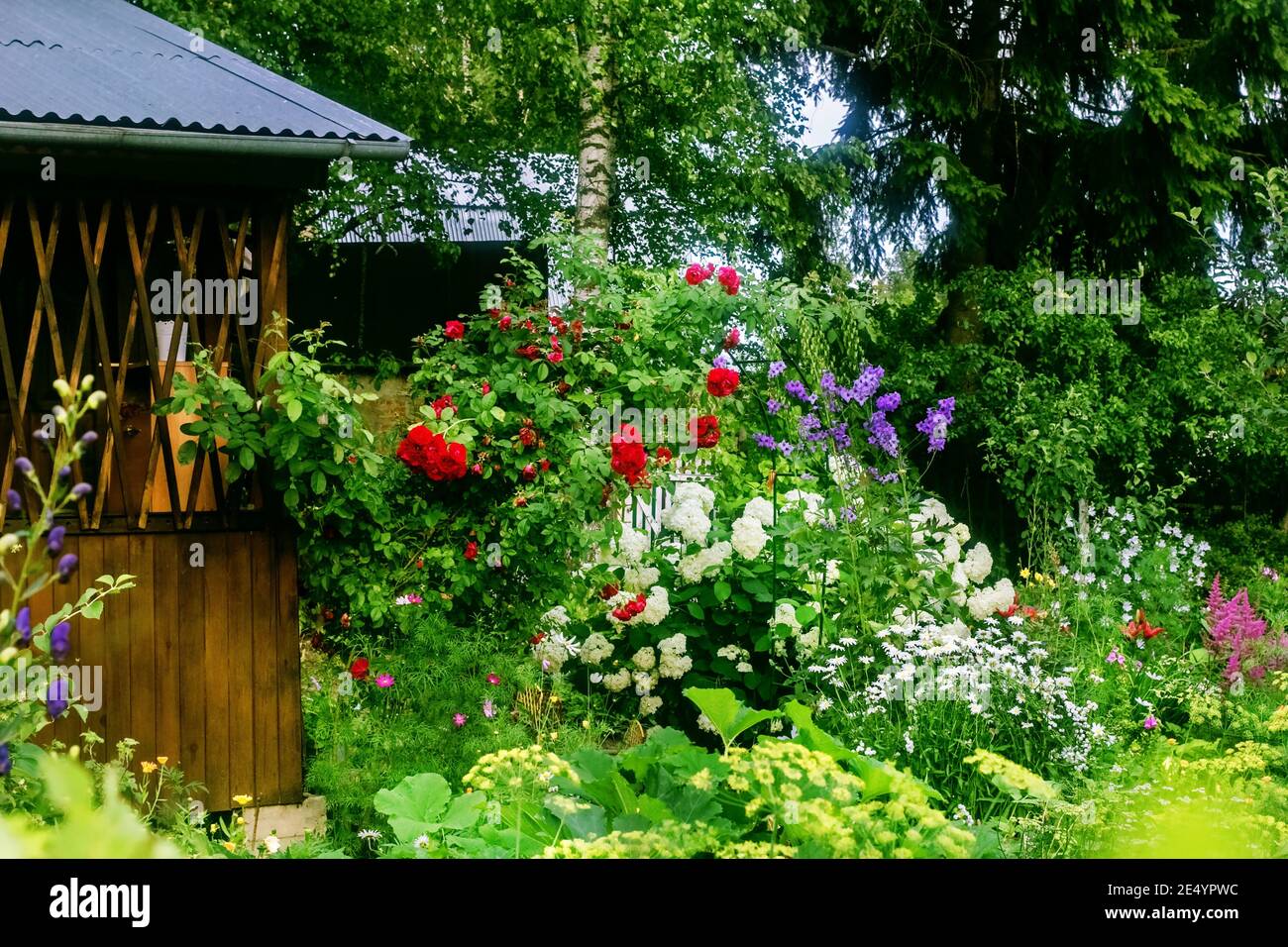 Rose garden gazebo hi-res stock photography and images - Alamy