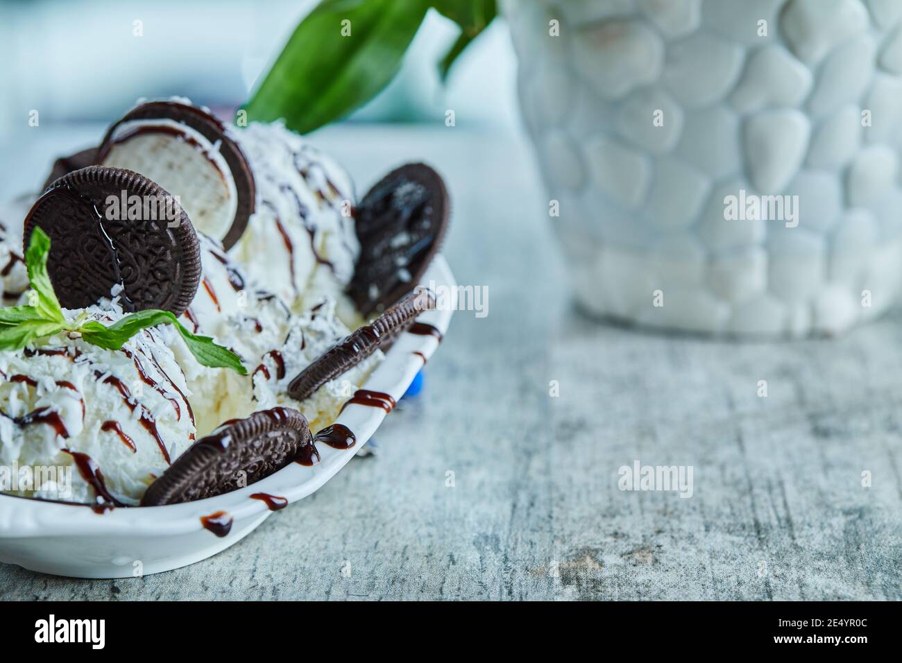 Oreo ice-cream with chocolate syrup and mint in the white plate on the  marble background Stock Photo - Alamy