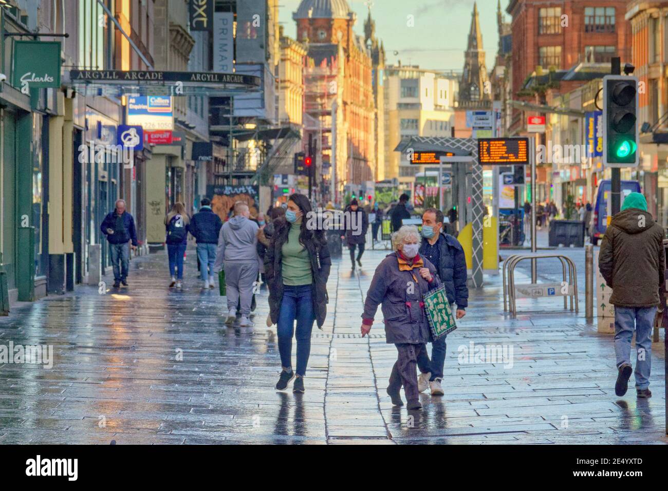 Glasgow, Scotland, UK. 25th January, 2021Lockdown Monday was really busy as deserted streets of Saturday in the town centre shopping areas filled with chasing the bright sunshine with little to