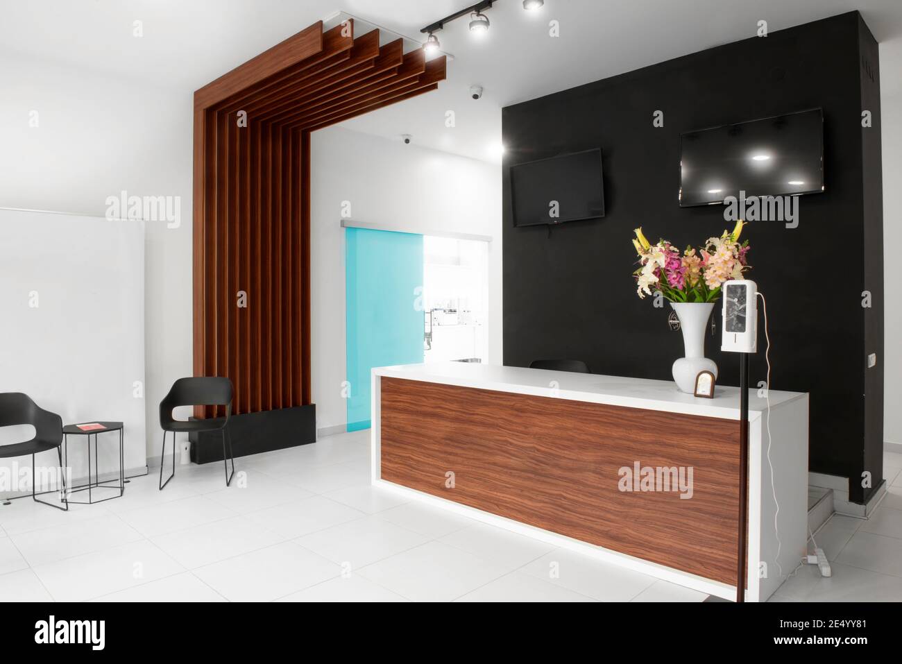 Hospital interior modern reception hi-res stock photography and images ...