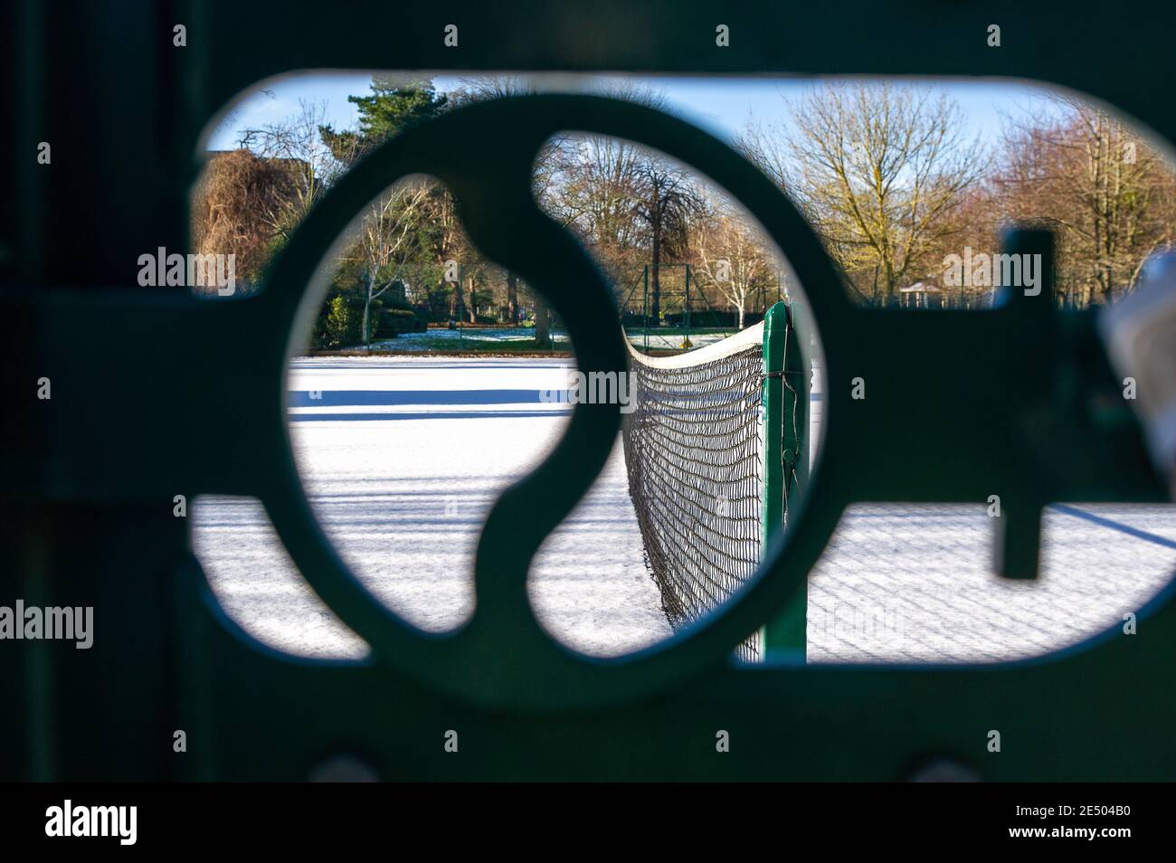 Windsor, Berkshire, UK. 25th Janaury, 2021. Snow lays on a public tennis court in Windsor after yesterday's snowfall. The tennis courts are currently closed due to the Covid-19 Coronavirus lockdown. Credit: Maureen McLean/Alamy Live News Stock Photo