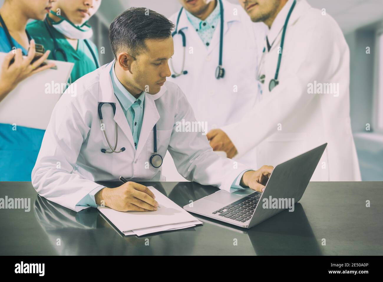 Writing team computer hi-res stock photography and images - Alamy
