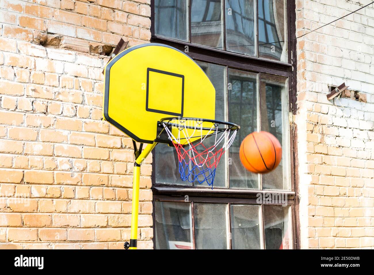 Throwing the ball in the basket. Basketball Stock Photo - Alamy