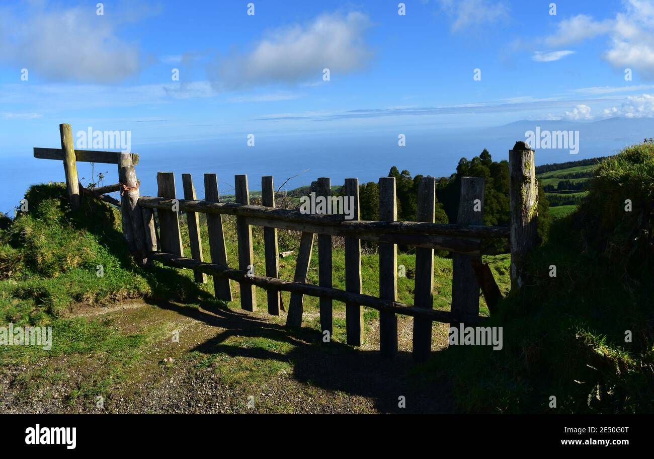 Wooden gate edge field hi-res stock photography and images - Alamy