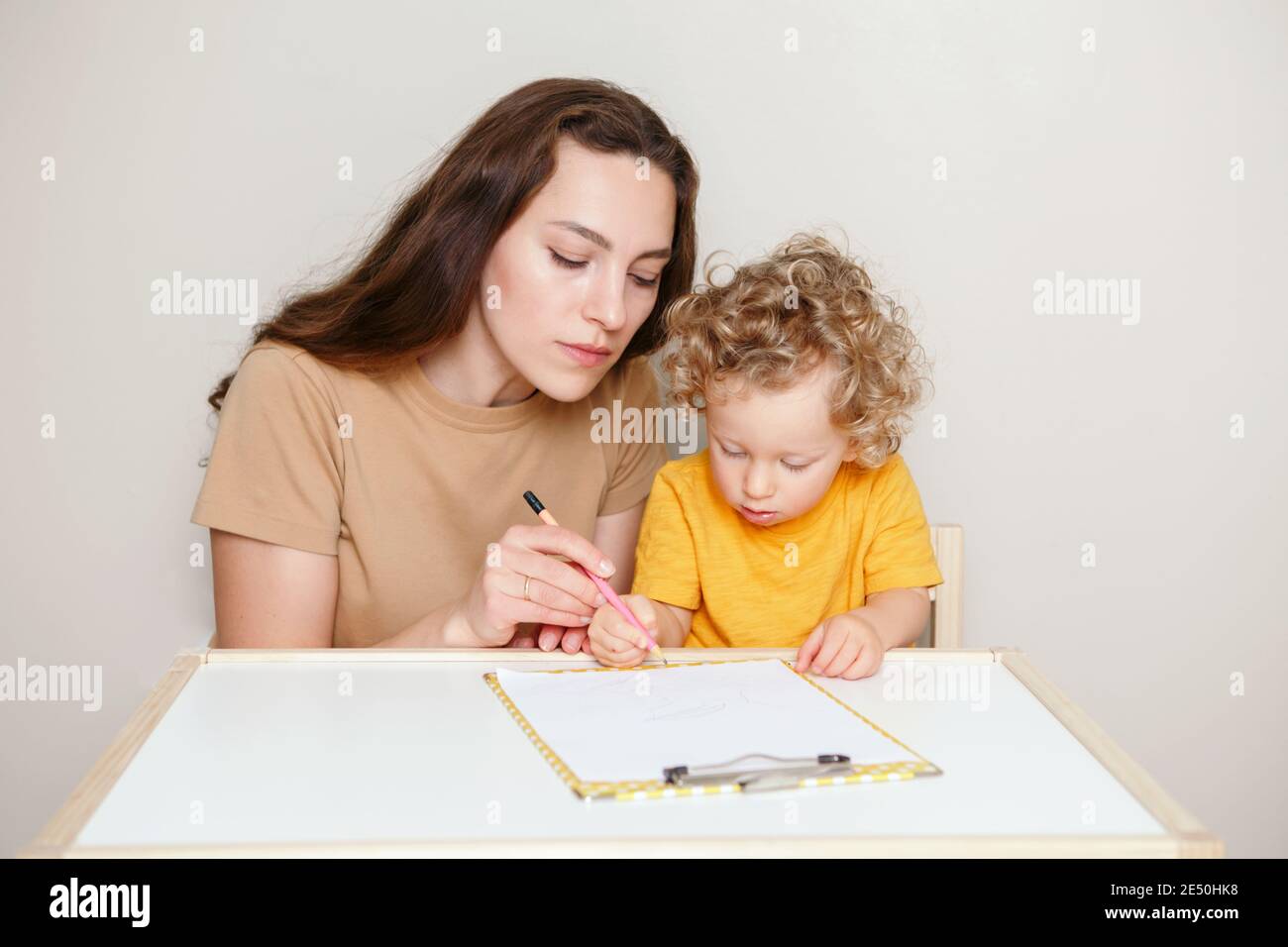 Mom Drawing High Resolution Stock Photography And Images Alamy Mom Drawing High Resolution Stock Photography And Images Alamy